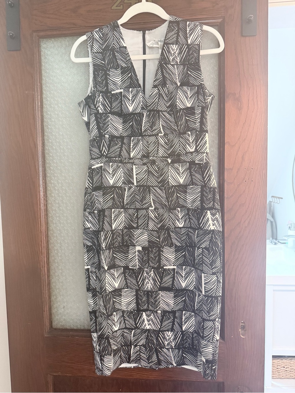 Max Mara Sleeveless V-Neck Black & White Patterned Sheath Dress, US 6